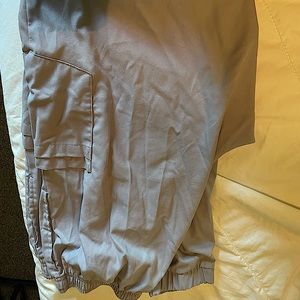 Butter soft scrub set. V-neck with 2 pockets, 4 pocket Jogger. Light grey (M)